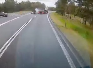 I nagle zobaczył przed sobą naczepę ciężarówki pędzącą pod prąd... Jest nagranie