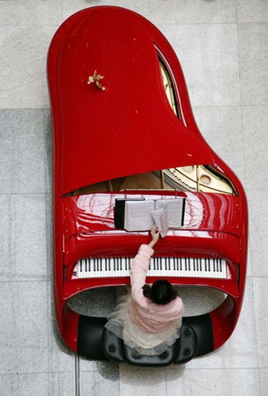 Fortepian Rolls-Royce w kolorze Ferrari