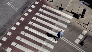 Wtedy pieszy ma pierwszeństwo przy przejściu. Wyjaśniamy, kiedy zaczyna się "wchodzenie"