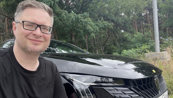 Pojeździłem pierwszym i jedynym Peugeotem PSE. Nie sądziłem, że 360-konne 508 to w ogóle materiał na oszczędne auto