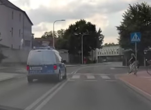 Finał sprawy policjanta wyprzedzającego na pasach. Ma być wysoka grzywna!