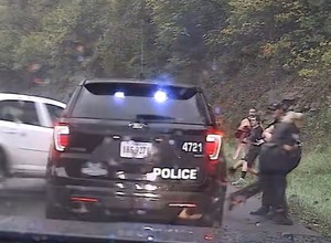 Auto uderzyło w radiowóz i prawie zmiotło dwójkę policjantów [Nagranie]
