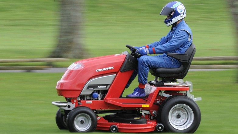 160 km/h… kosiarką do trawy!