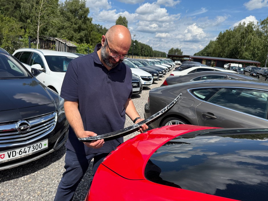Spojler w tym pięknym audi ktoś przykleił na klej przypominający gumę do żucia