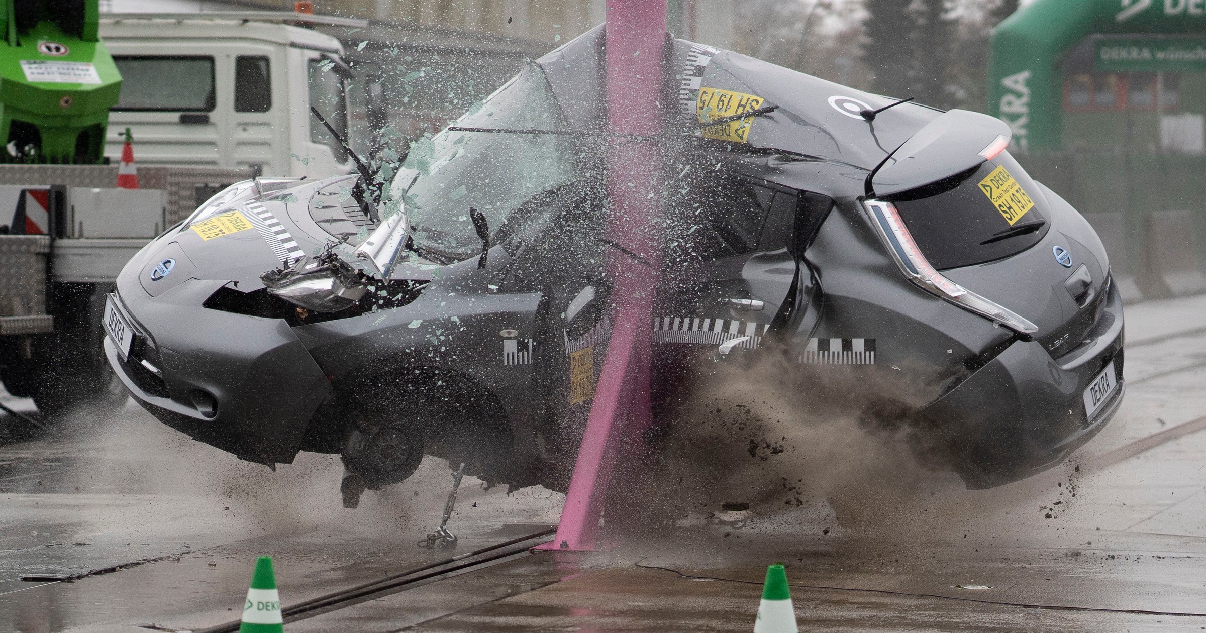 Crash test auta elektrycznego - DEKRA