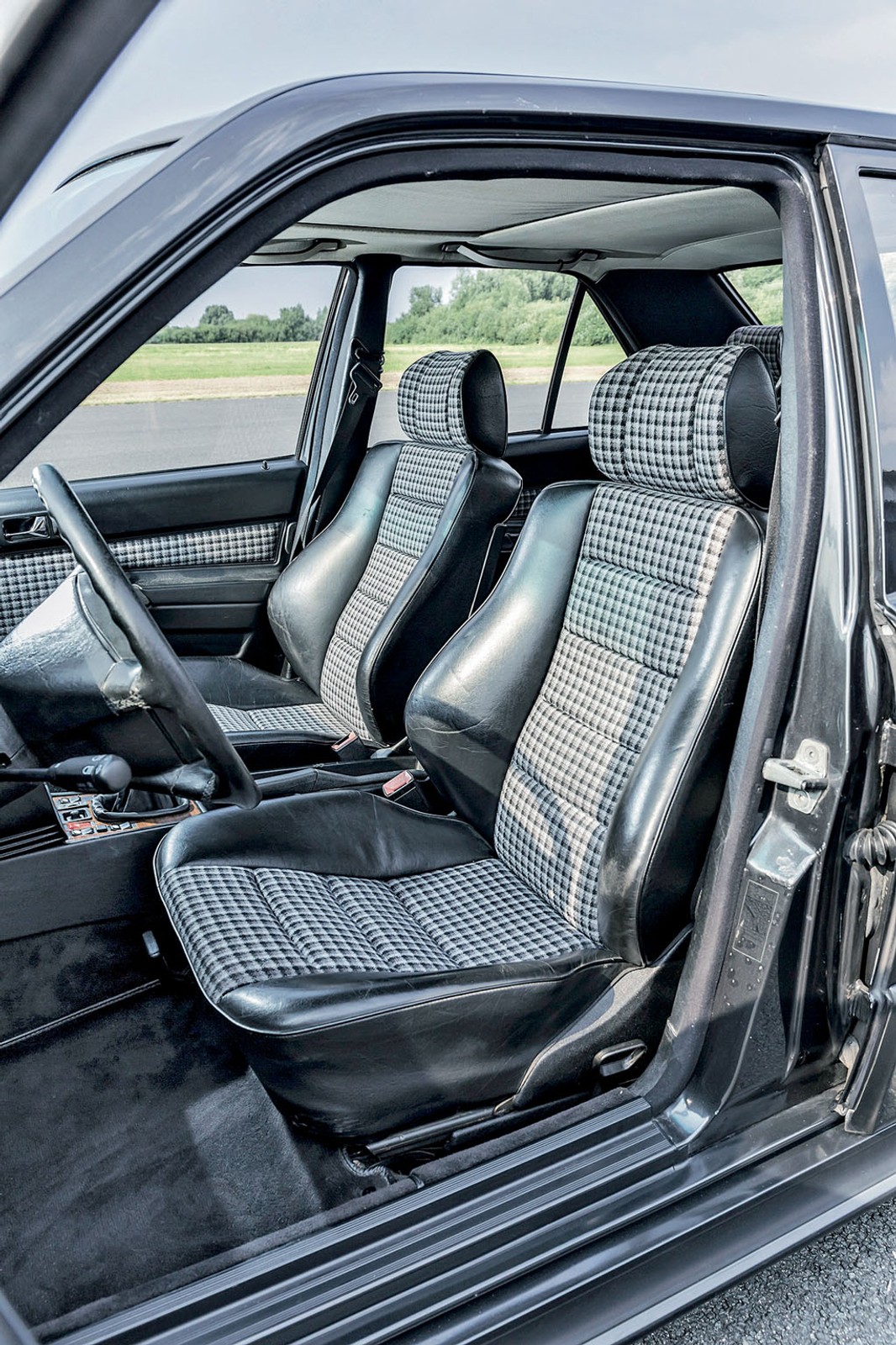 Mercedes 190 E 2.3-16 kontra Porsche 944 S - rewolucja przeciw ewolucji