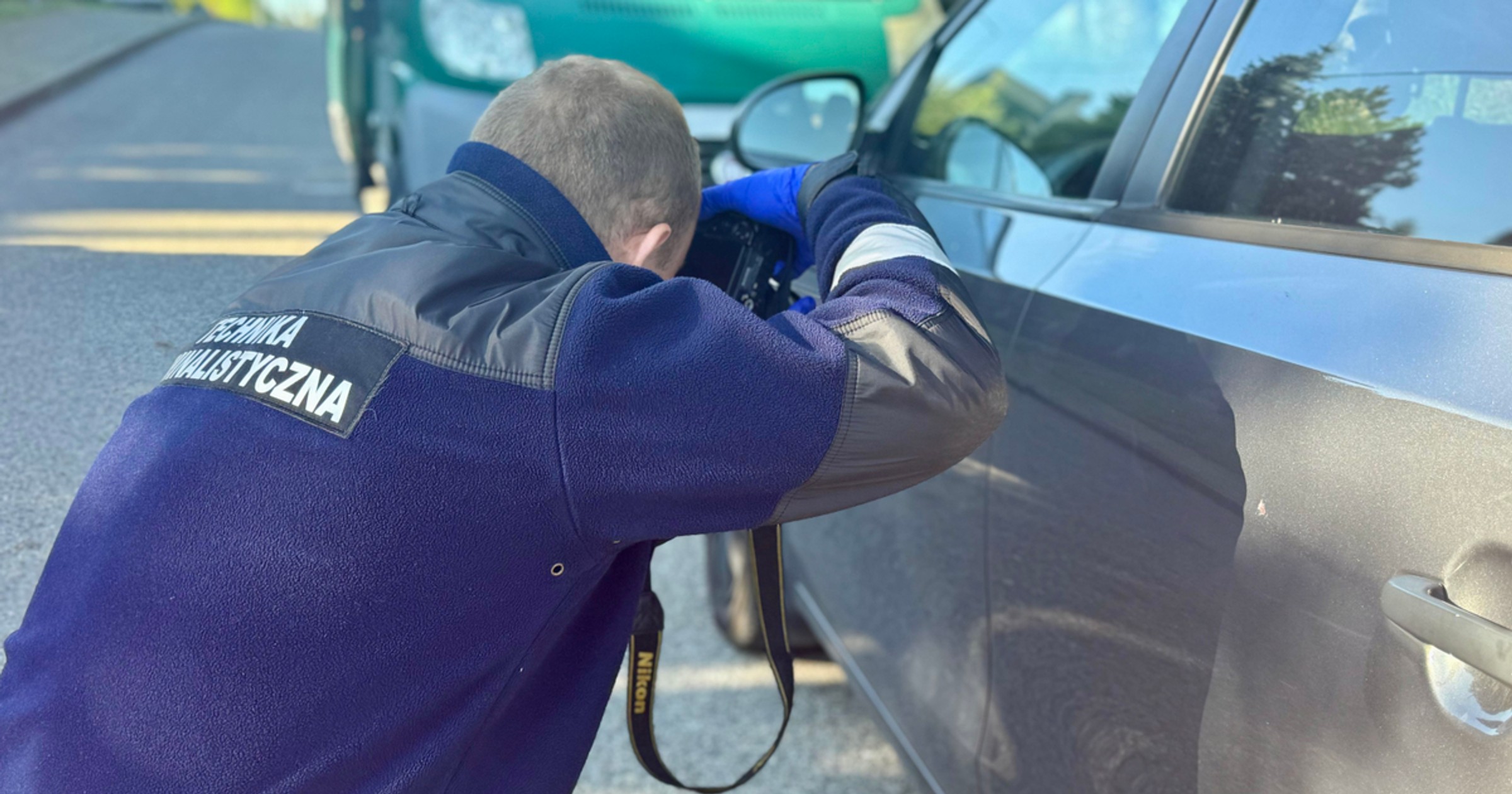 Policjanci namierzyli auto, przy którym wcześniej majstrowali zatrzymani