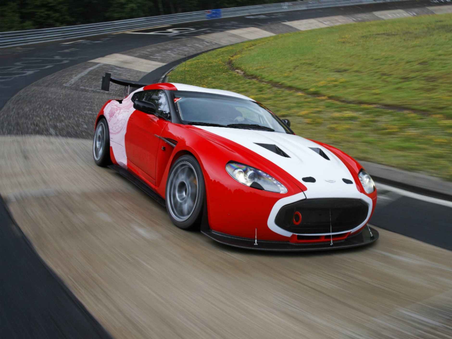 Aston V12 Zagato na Nürburgringu