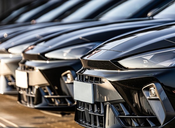 Policjanci mają nowe radiowozy pościgowe. Mało kto spodziewa się samochodów tej marki