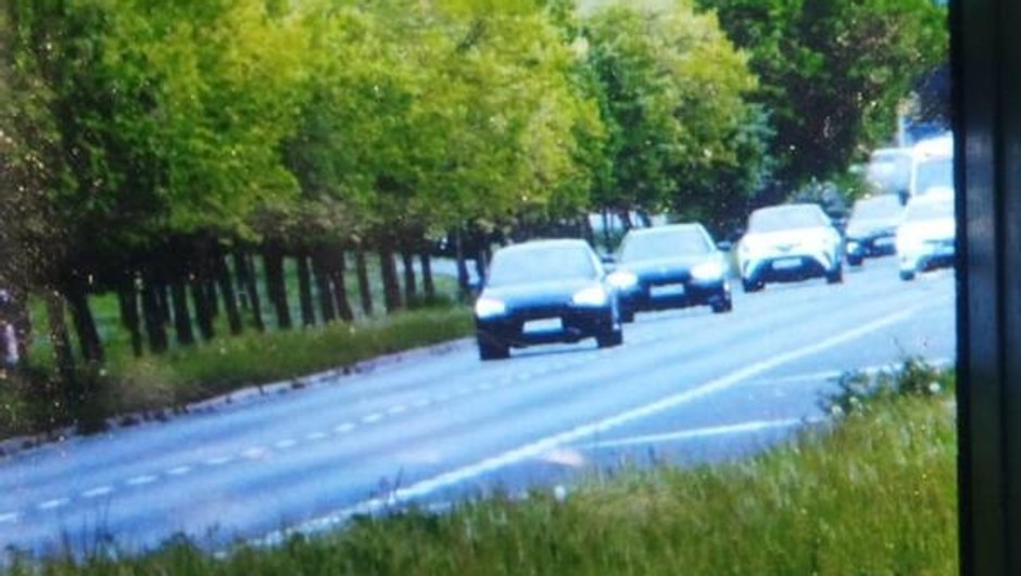 Obraz pochodzący z serwisu https://leszno.policja.gov.pl/w13/aktualnosci/253029,Kierowcy-Noga-z-gazu-policjanci-zatrzymali-cztery-prawa-jazdy-za-zbyt-szybka-jaz.html
