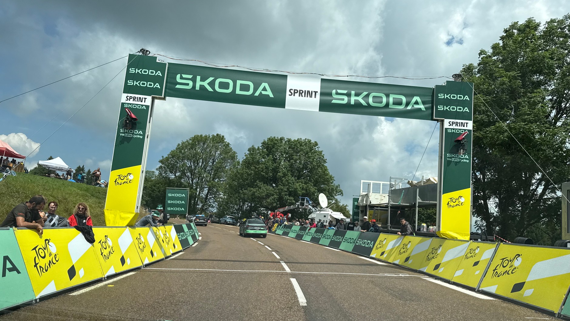 Premie górskie i sprinterskie są zabezpieczone barierkami. Poza tymi fragmentami trasy kibice mają bezpośredni dostęp do drogi