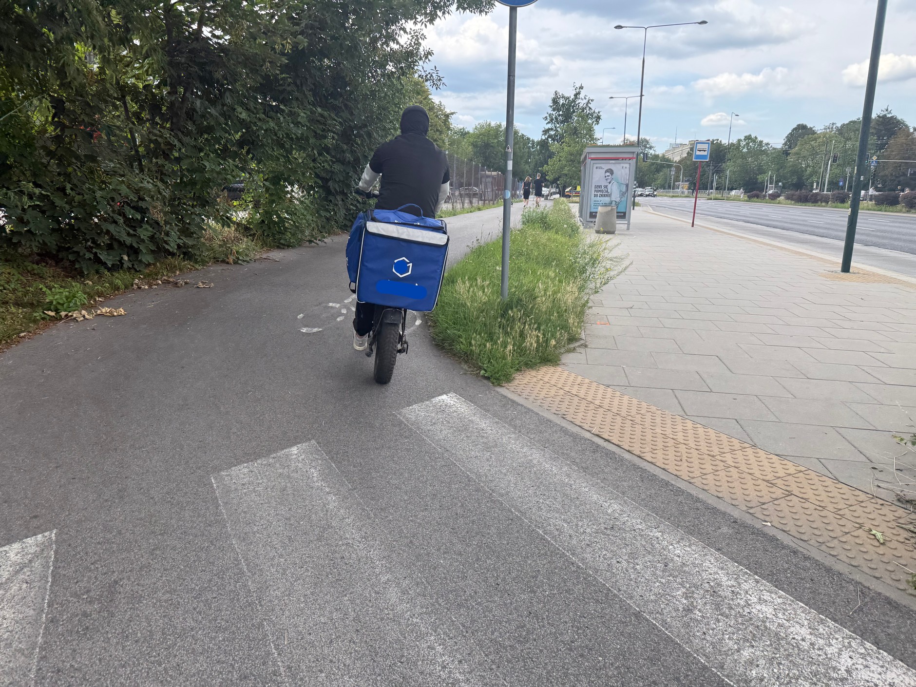 Nielegalny rower elektryczny – pojazd z manetką gazu