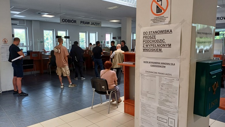 Obcokrajowiec, który chce teraz zarezerwować wizytę w sprawie złożenia wniosku o polskie prawo jazdy w Łodzi, będzie miał wyznaczony termin dopiero w lipcu