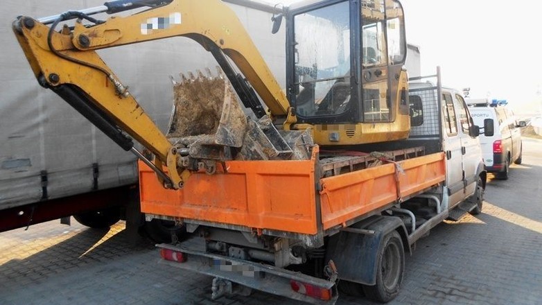 Przewozili minikoparkę na... dostawczaku ważącym mniej niż ona