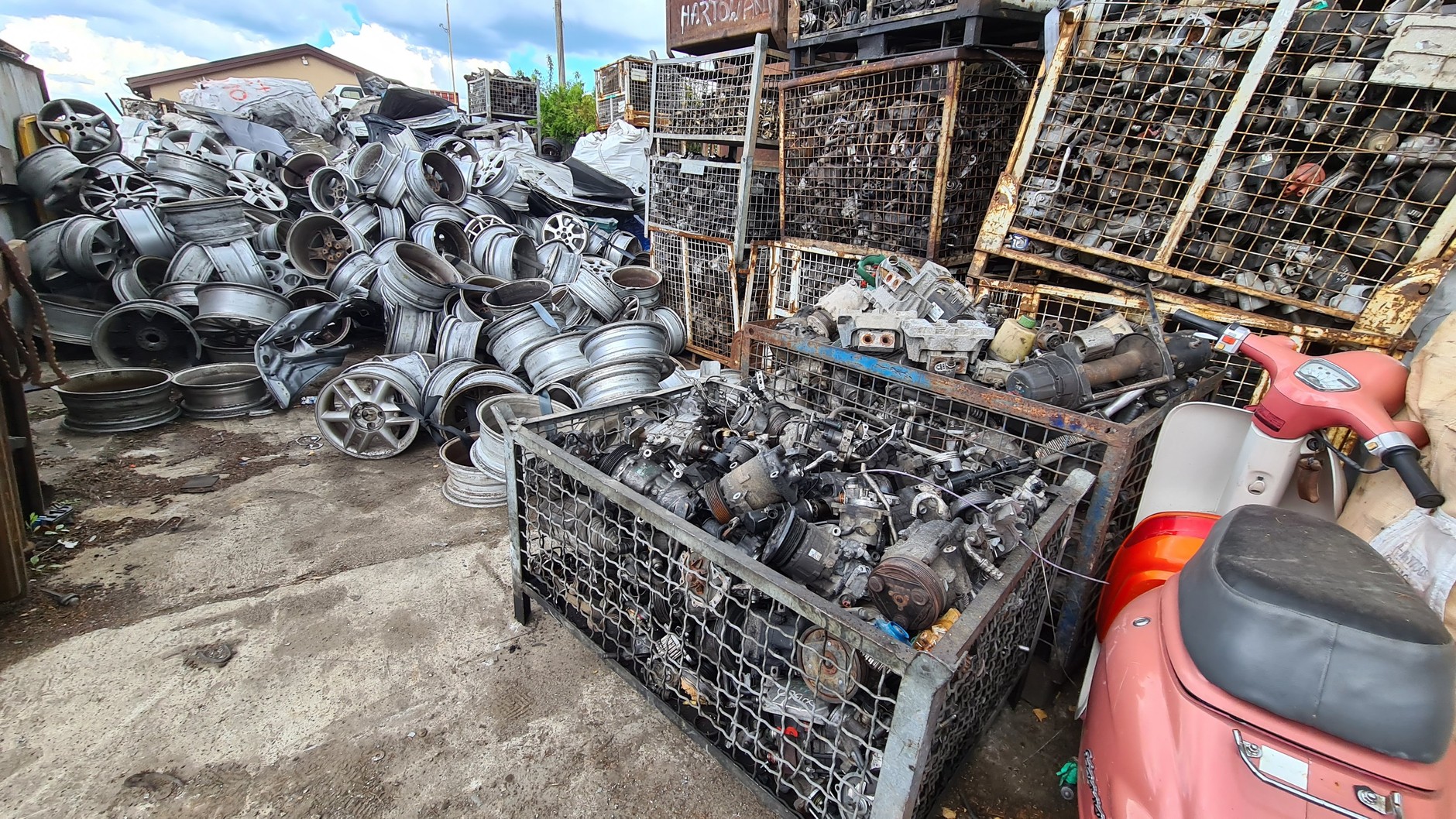 Auto złom w Siedlcach. Sprawdzamy jak samochody kończą swój motoryzacyjny żywot