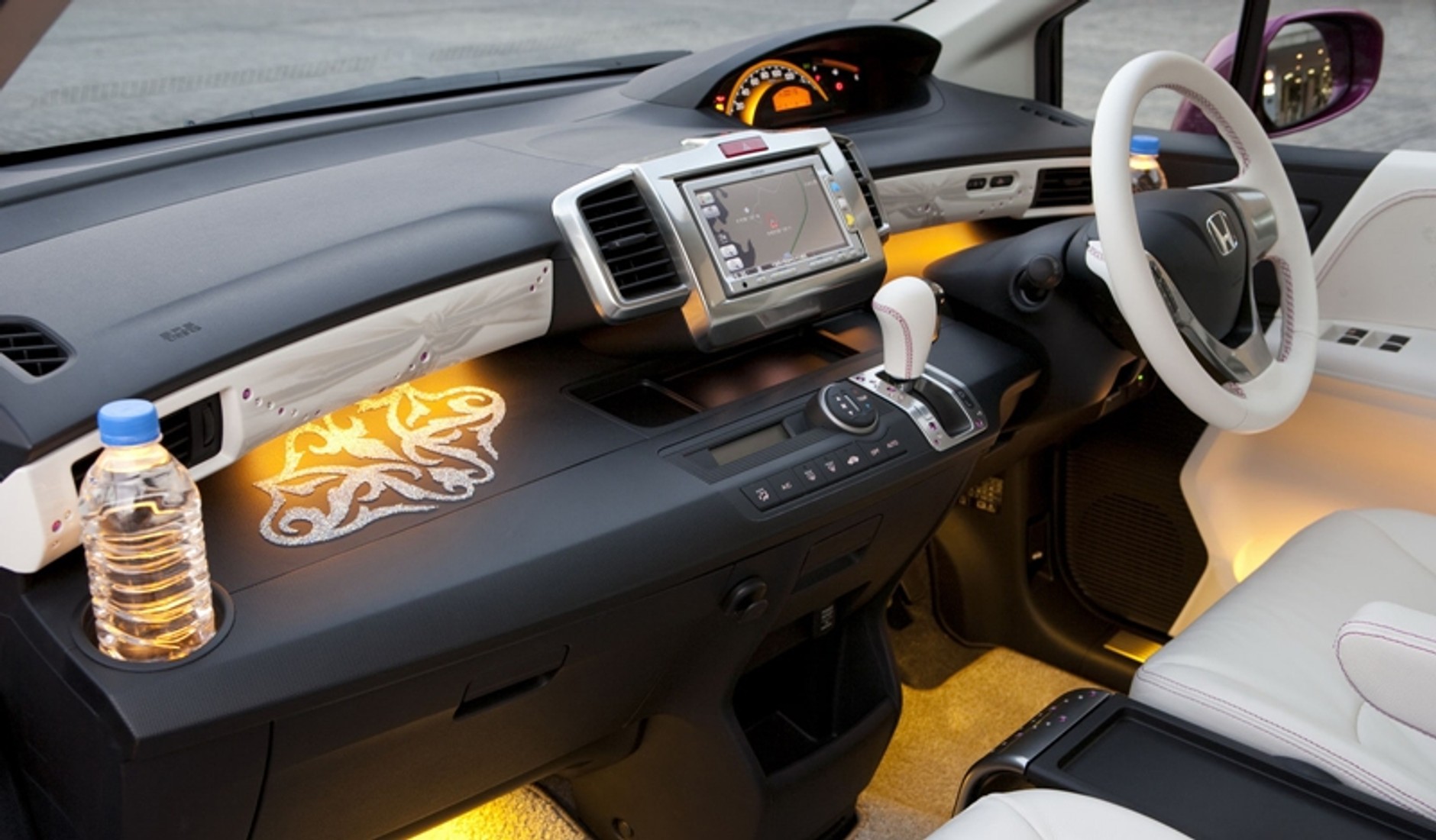 Które auto ma tak odjechane kołpaki?