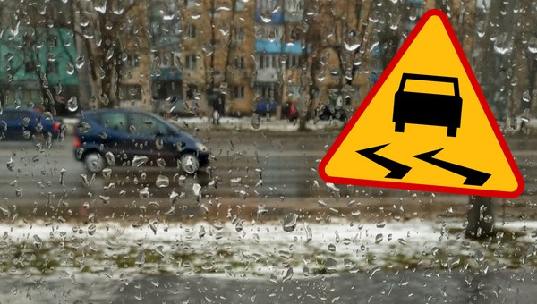 Znak A-15 ostrzega przed możliwością poślizgu spowodowanego np. deszczem (Fot. gov.pl)