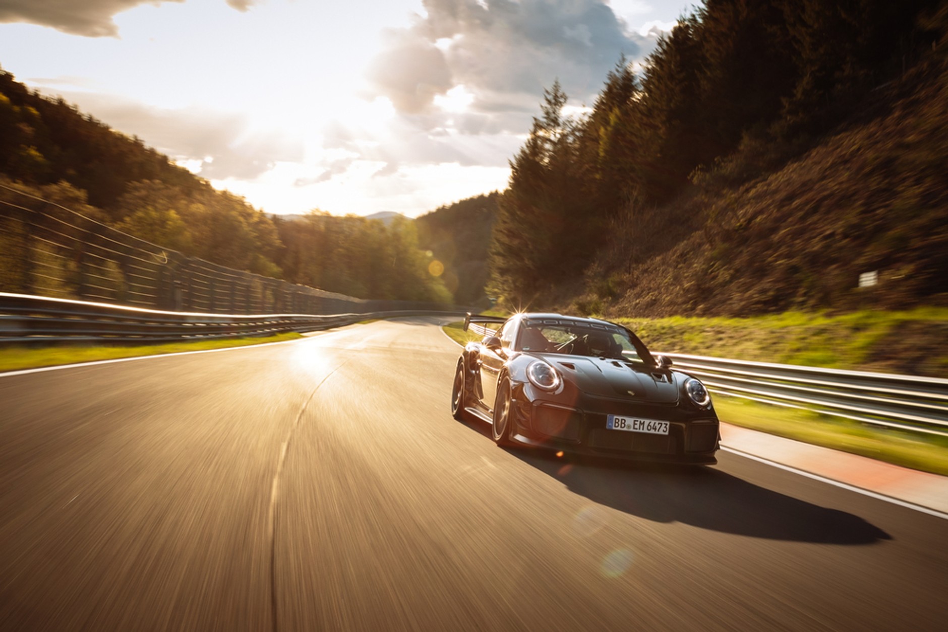 Porsche 911 GT2 RS z pakietem Manthey Performance Kit podczas bicia rekordu na Nürburgringu