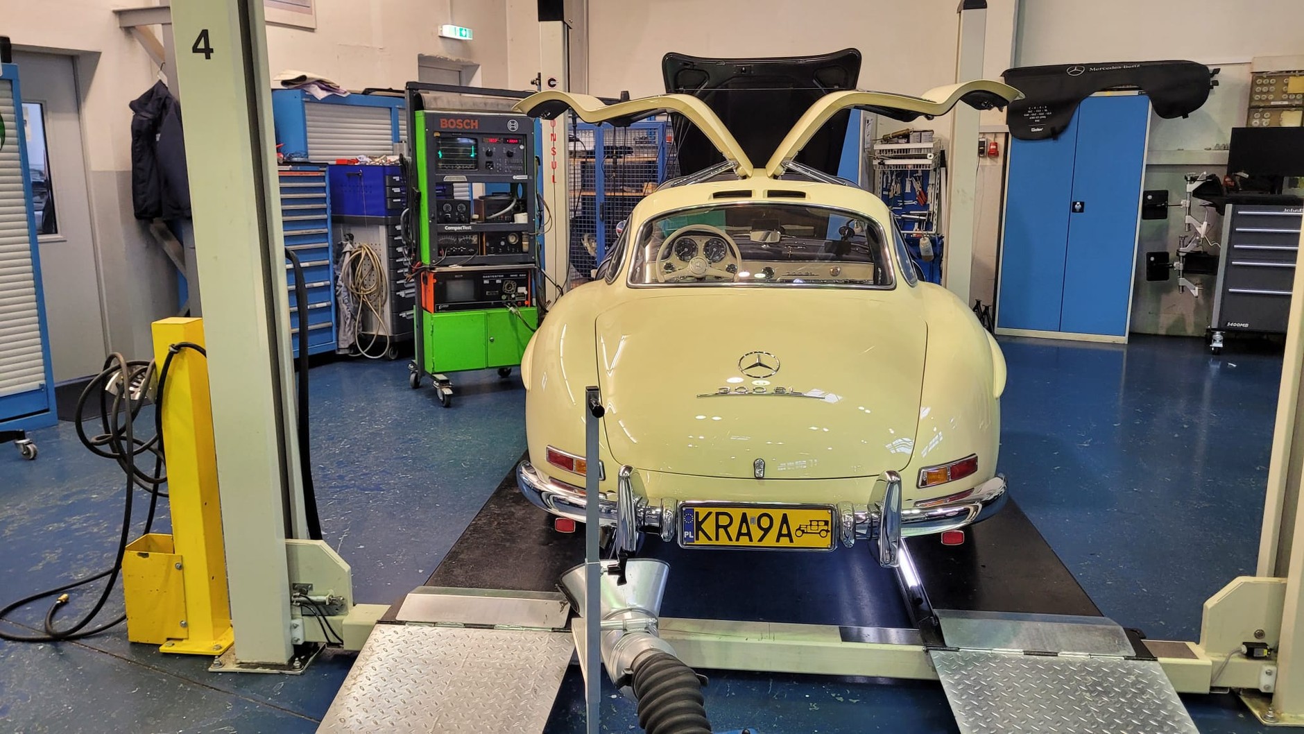 Gullwing w Classic Centre przygotowywany do startu w Mille Miglia 2024