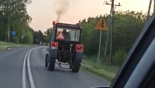 Nagle zobaczył przed sobą ciągnik. Od razu wybiegł z samochodu