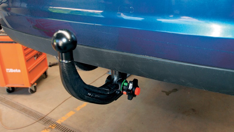 Jak zamontować hak holowniczy?