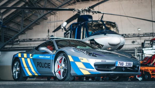 Czeska policja skonfiskowała Ferrari. Teraz to ich pościgowy radiowóz
