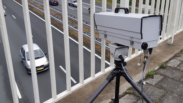 Nowy sprzęt do śledzenia kierowców z telefonem w ręku