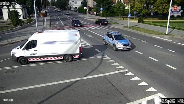 Jechał przez 40 km za radiowozem. Policjanci nie wahali się ani chwili [Wideo]