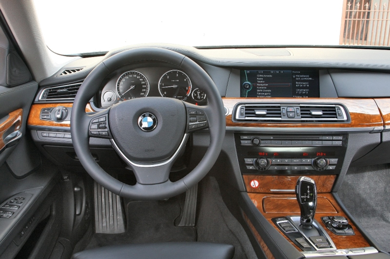 Jaguar XJ 3.0D kontra BMW 730d: Kot pokazał siódemce pazury