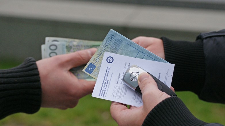 Sprzedajesz auto. A co z polisą OC?