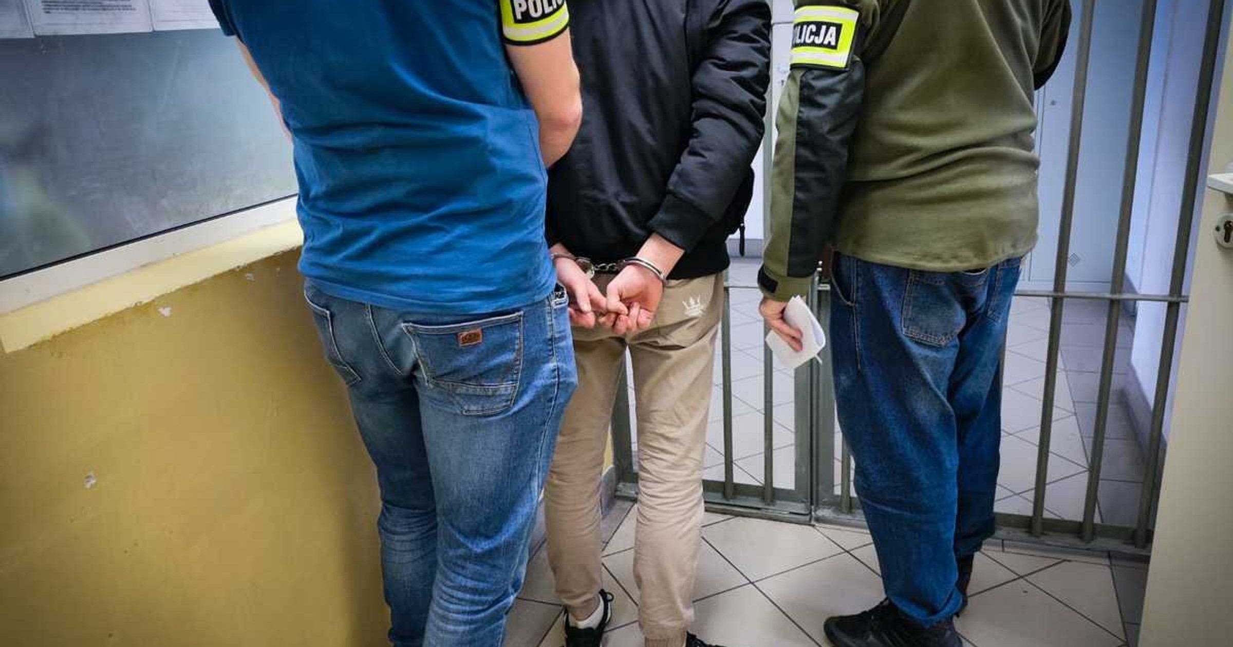 Kierowca z zakazem i narkotykami zatrzymany przez policjantów