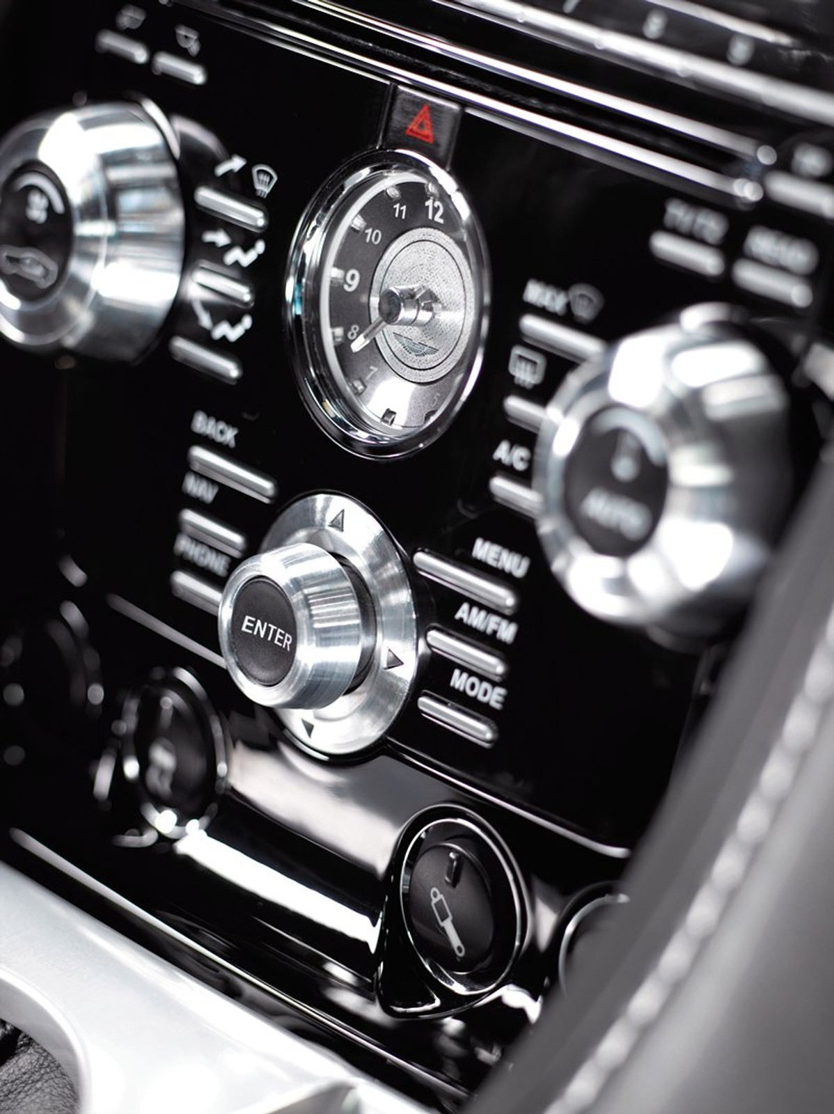 Nowy Aston Martin DBS w Pradze: oficjalne informacje i zdjęcia