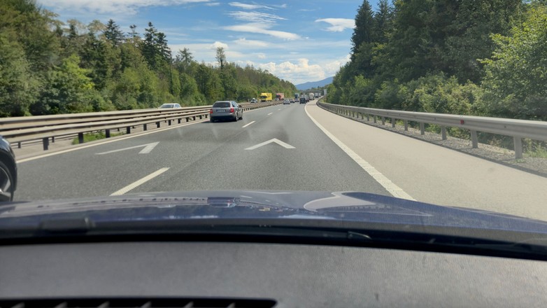 Specjalne strzałki na autostradzie w Słowenii