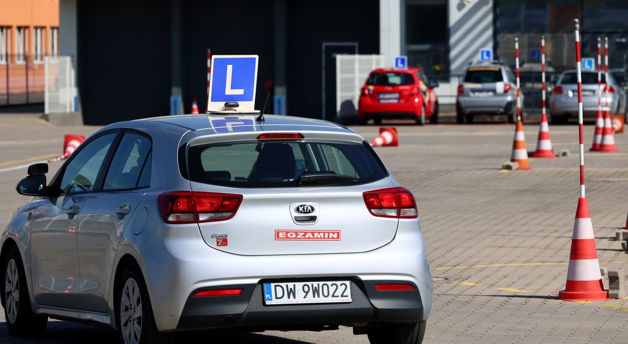 Rewolucja w Kodeksie drogowym. Prawo jazdy dla 17-latków, obowiązkowe kaski dla dzieci