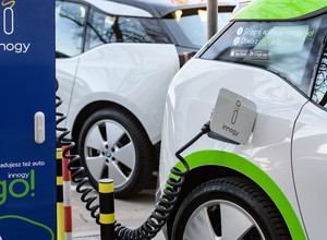 Licznik elektromobilności: do miliona elektryków brakuje nam już tylko… 995 012 aut