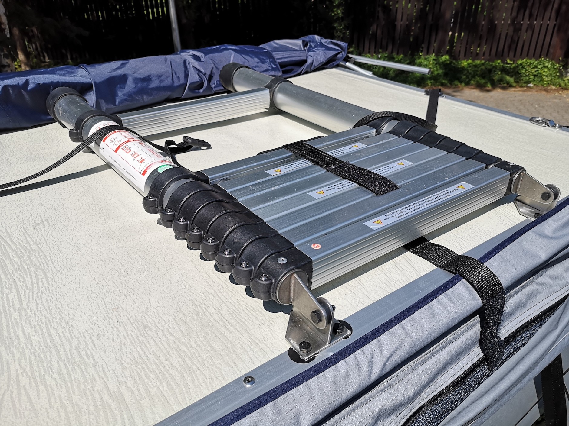 Thule Tepui – namiot dachowy, wersja 2-osobowa: drabinka jest składana teleskopowo, jej długość można dostosować do wysokości samochodu