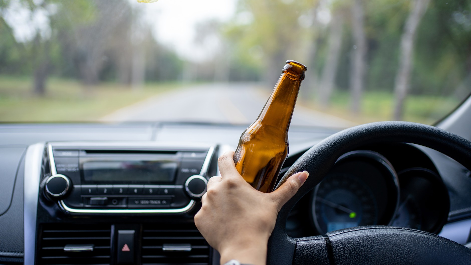 Nie prowadź samochodu po spożyciu alkoholu, bo dostaniesz zakaz prowadzenia pojazdów