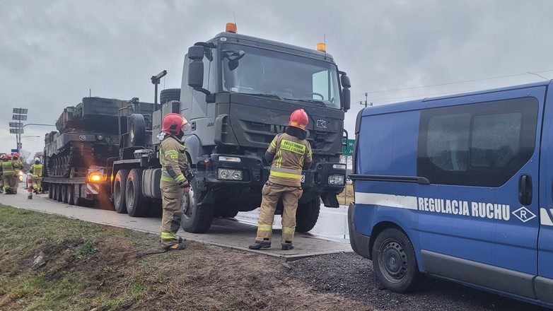 Wypadek na DK 50 z udziałem kolumny wojskowej transportującej czołg