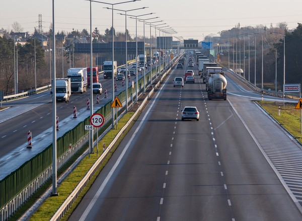 Zakaz jazdy tirów na skrajnym lewym pasie autostradowej obwodnicy Poznania