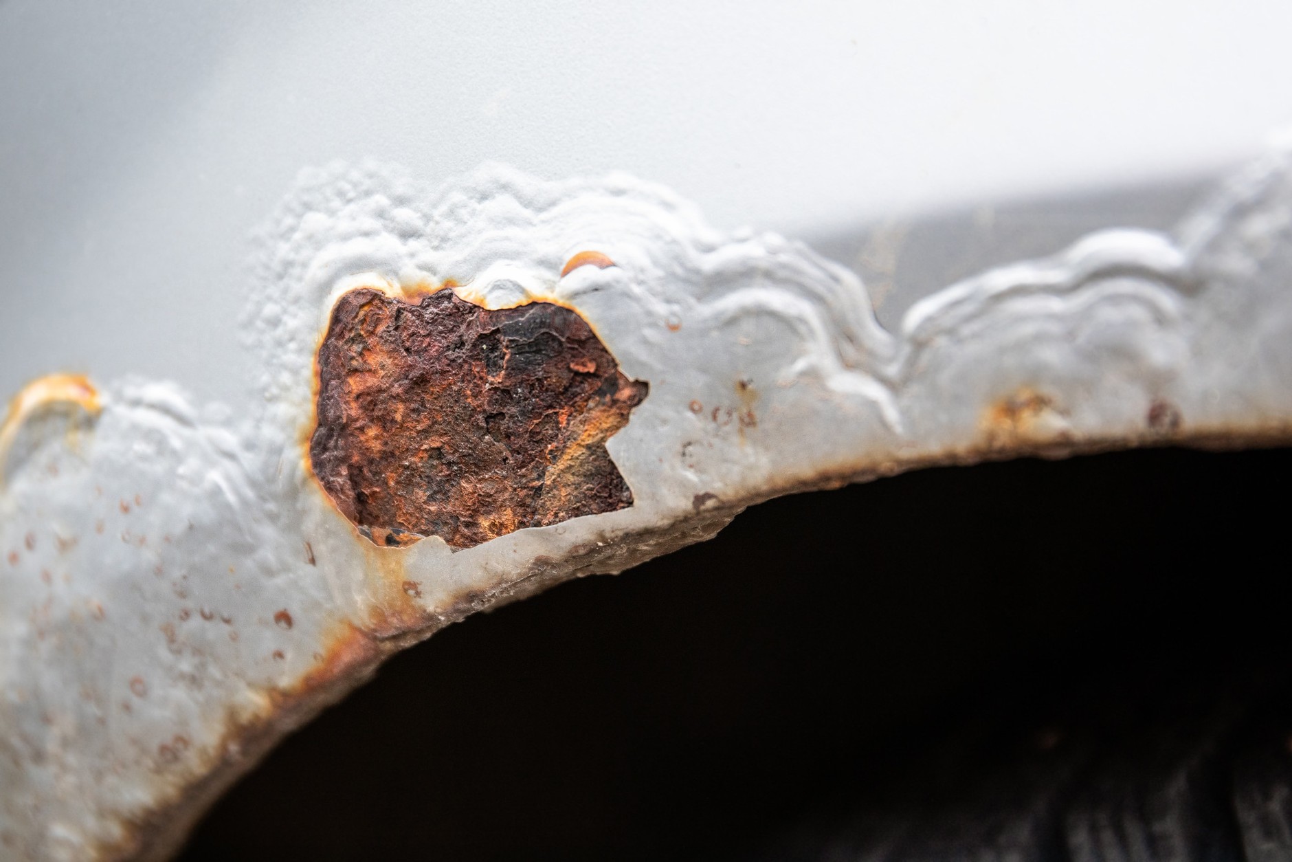 Korozja blach – typowy skutek uboczny używania na drogach soli