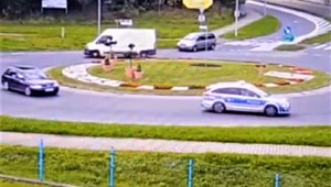 Zdenerwowany kierowca zatrzymał się przy policjantach. Dostał eskortę [Wideo]