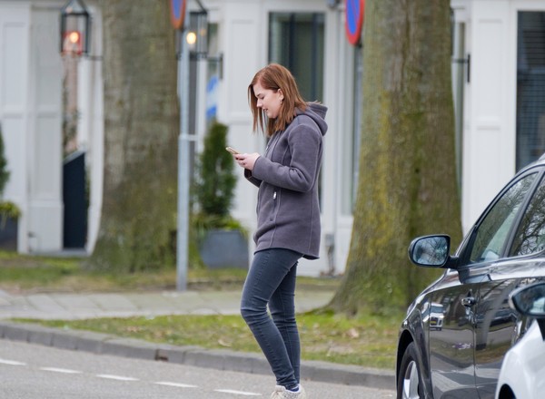 Pierwsze miasto wprowadza zakaz korzystania z telefonów komórkowych przez pieszych!