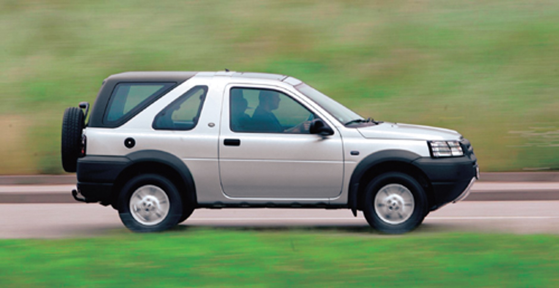 Land Rover Freelander, Suzuki Grand  Vitara, Toyota RAV4 - Dużo wolności za małą kasę