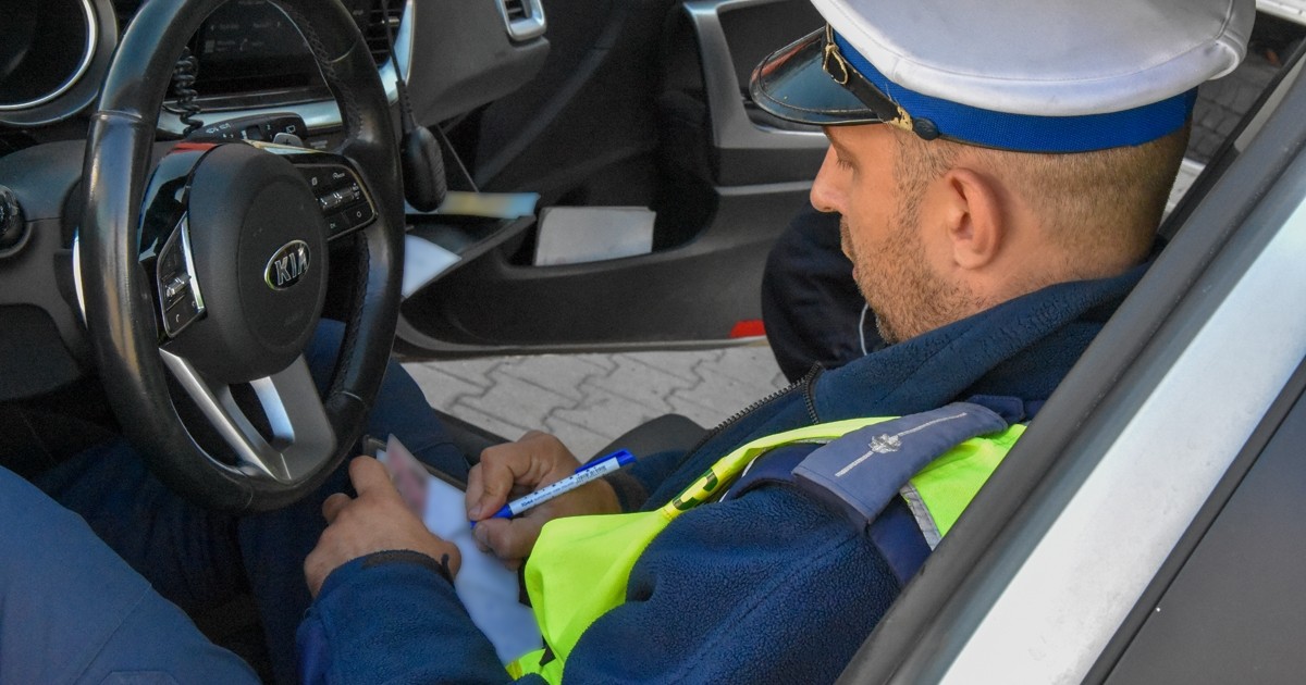  Ponoć policjanci mierzą opony i wlepiają po 3 tys. zł mandatu. Ziarnko prawdy w tym jest