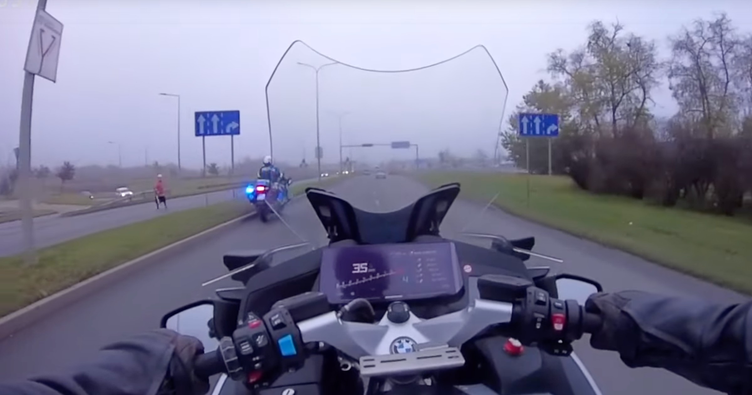 Patrol na motocyklach pomógł starszej kobiecie pokonać dwujezdniową ulicę
