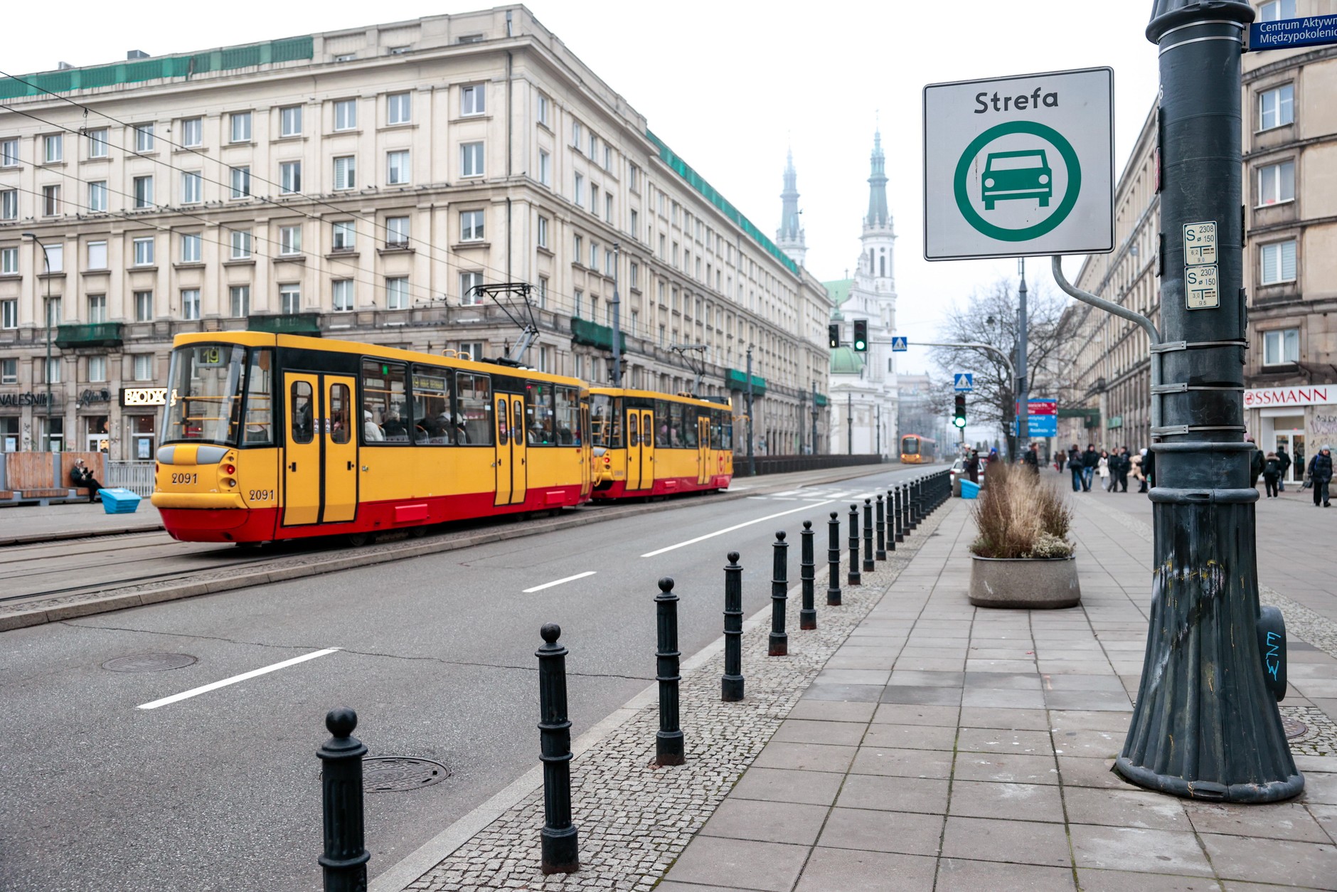 Strefy czystego transportu budzą kontrowersje – w Warszawie skończyło się na protestach społecznych, w Krakowie m.in. z tego powodu mieszkańcy odwołali władze w referendum.