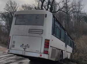 Jeden kierowca autobusu miał ponad pół promila, drugi wpadł w poślizg. Obydwaj wieźli dzieci