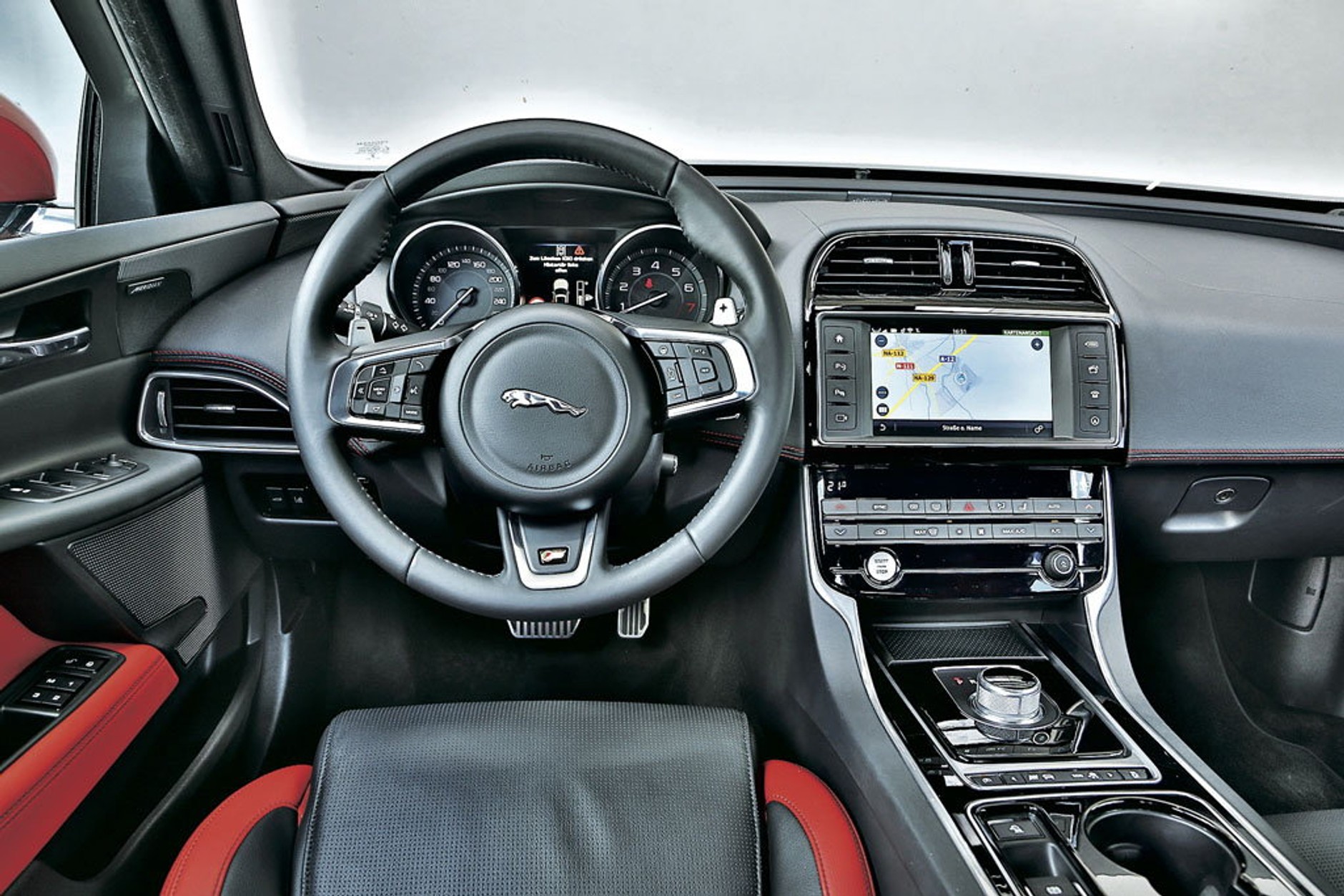 Jaguar XE - Mocny powrót Jaguara