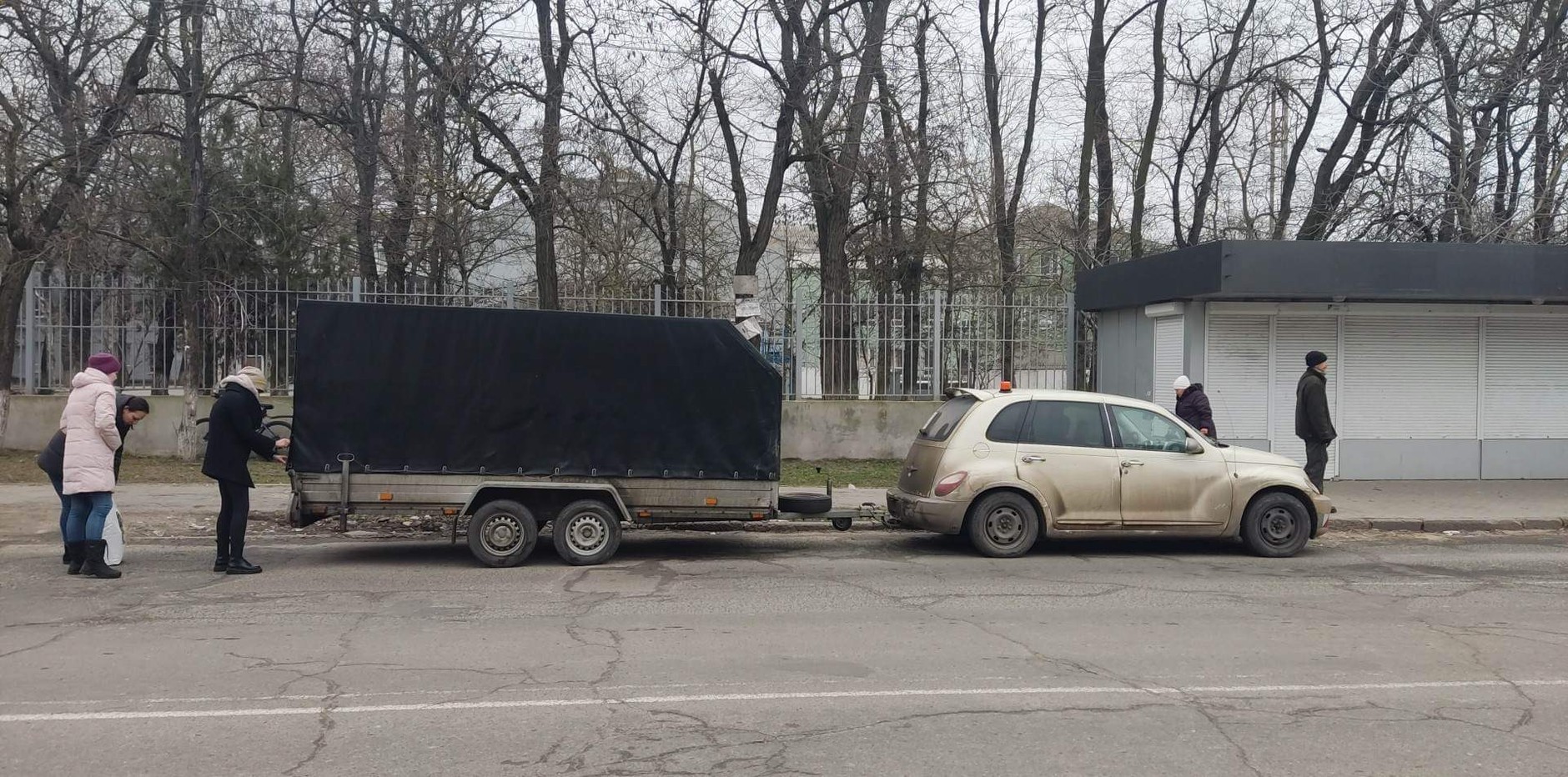Stoją tam przez około 2 godziny, po czym wracają. W tym casie mieszkańcy Chersonia przychodzą po pomoc