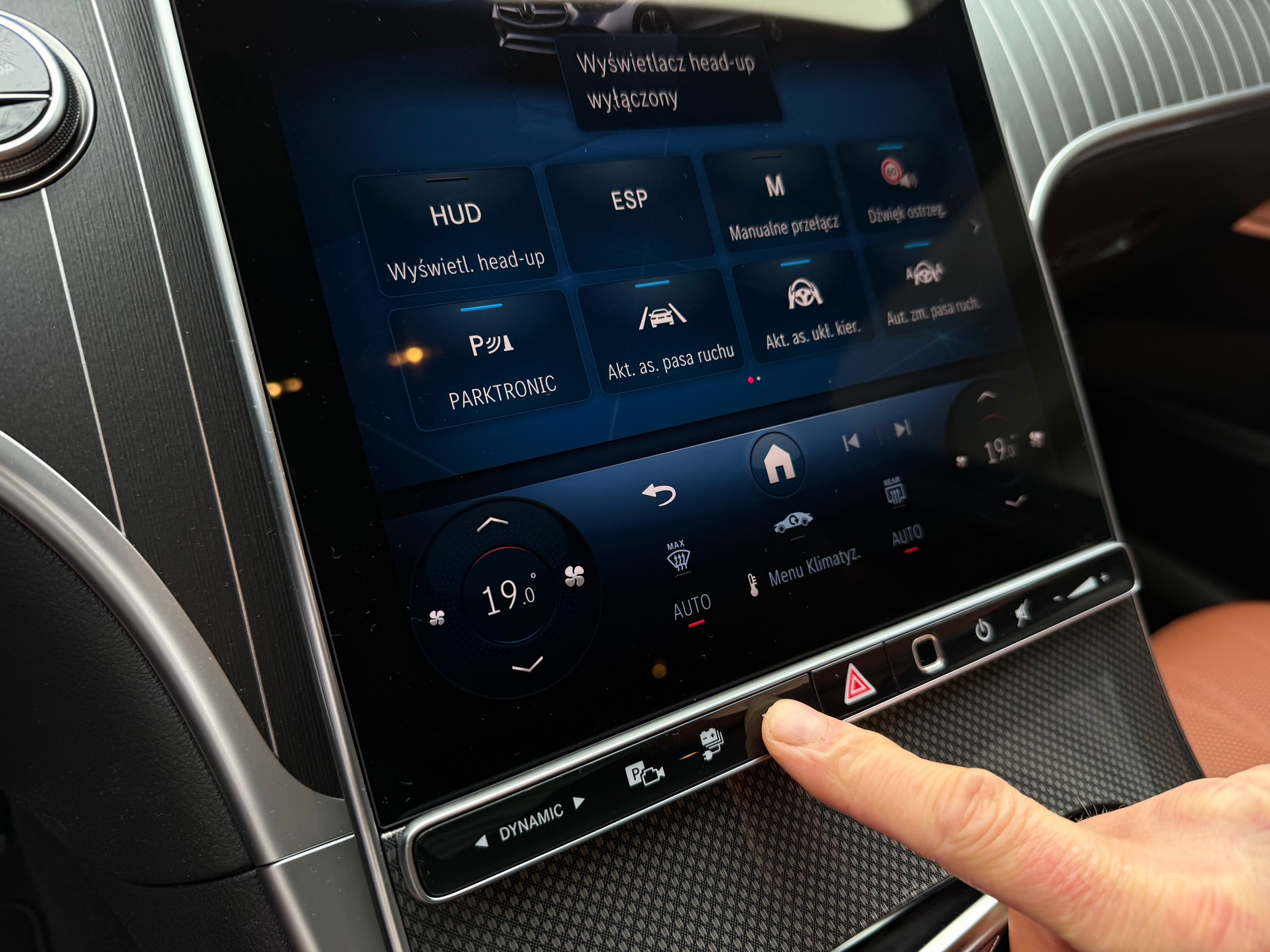 W mnogości różnych opcji jest łatwy skrót do wyłączania zbędnych ostrzeżeń. Możesz też poprosić panią Mercedes